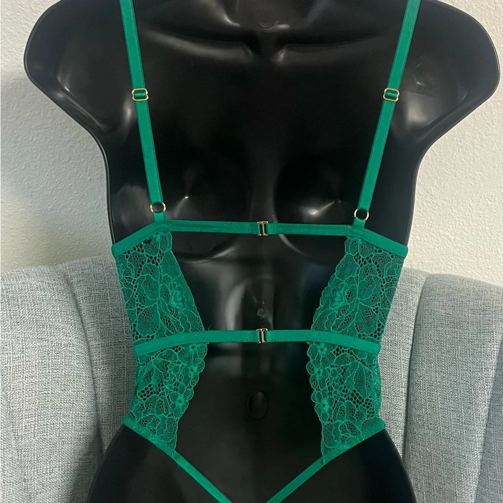 Elegant Green Lace Bodysuit - Picture 3 of 3